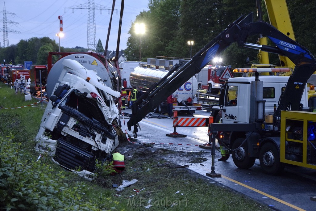 VU Gefahrgut LKW umgestuerzt A 4 Rich Koeln Hoehe AS Gummersbach P470.JPG - Miklos Laubert